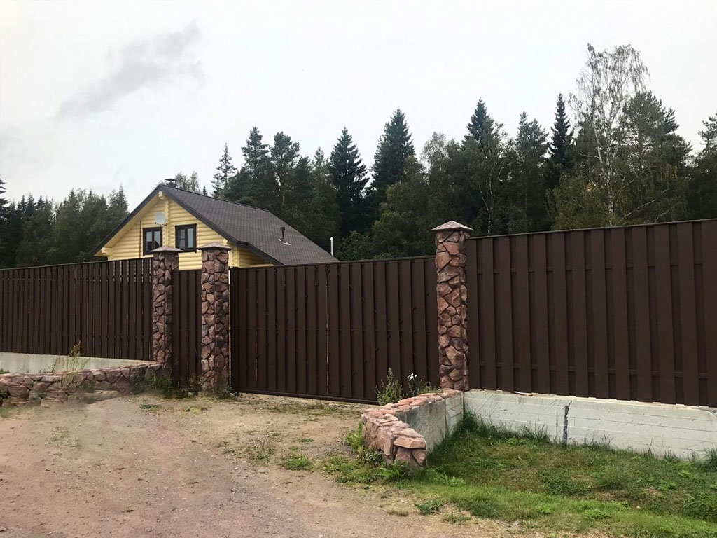 Забор из дерева шахматного типа